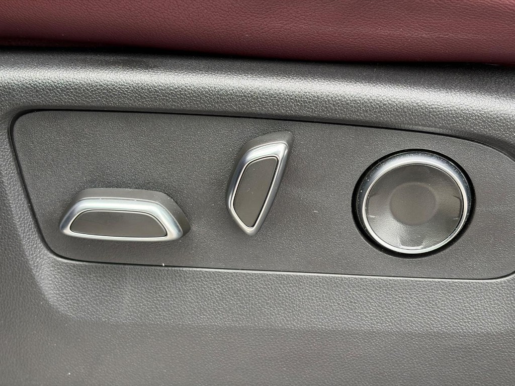 Cadillac Escalade Vehicle Full-screen Gallery Image 21