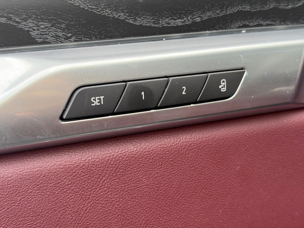 Cadillac Escalade Vehicle Full-screen Gallery Image 22