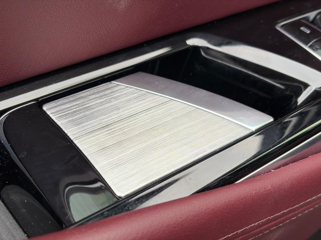 Cadillac Escalade Vehicle Full-screen Gallery Image 23