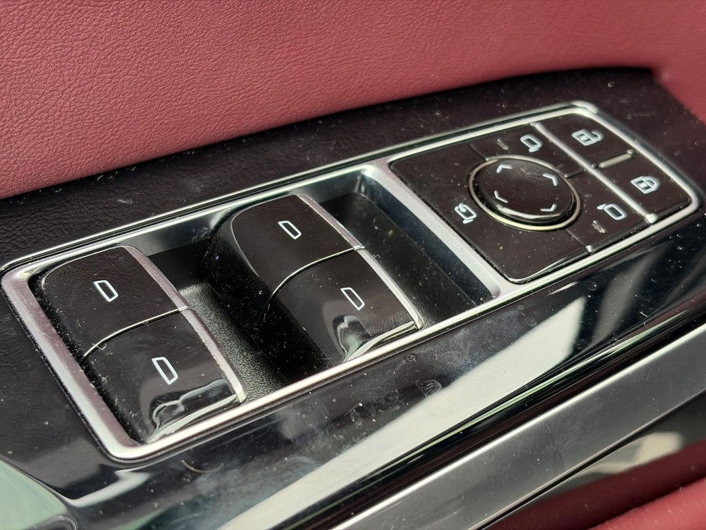 Cadillac Escalade Vehicle Full-screen Gallery Image 24
