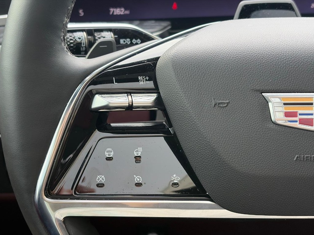 Cadillac Escalade Vehicle Full-screen Gallery Image 26