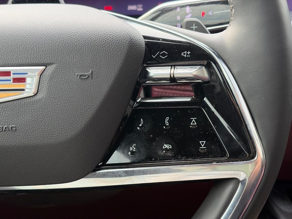 Cadillac Escalade Vehicle Full-screen Gallery Image 27