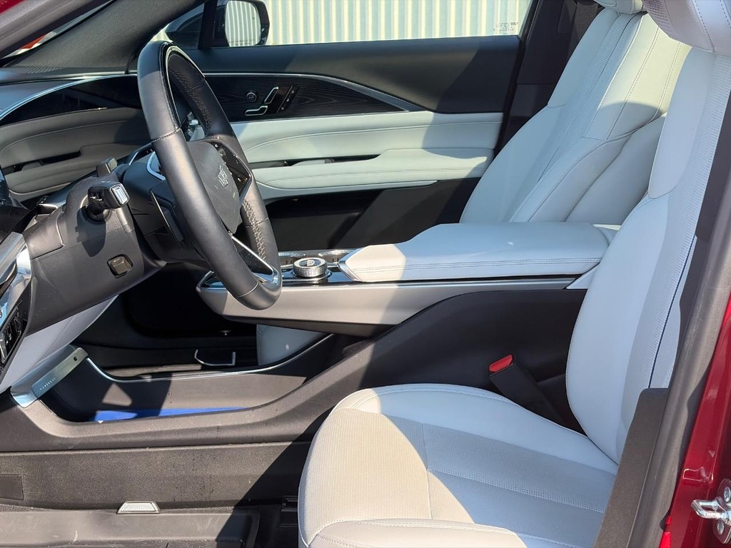 Cadillac LYRIQ Vehicle Full-screen Gallery Image 04
