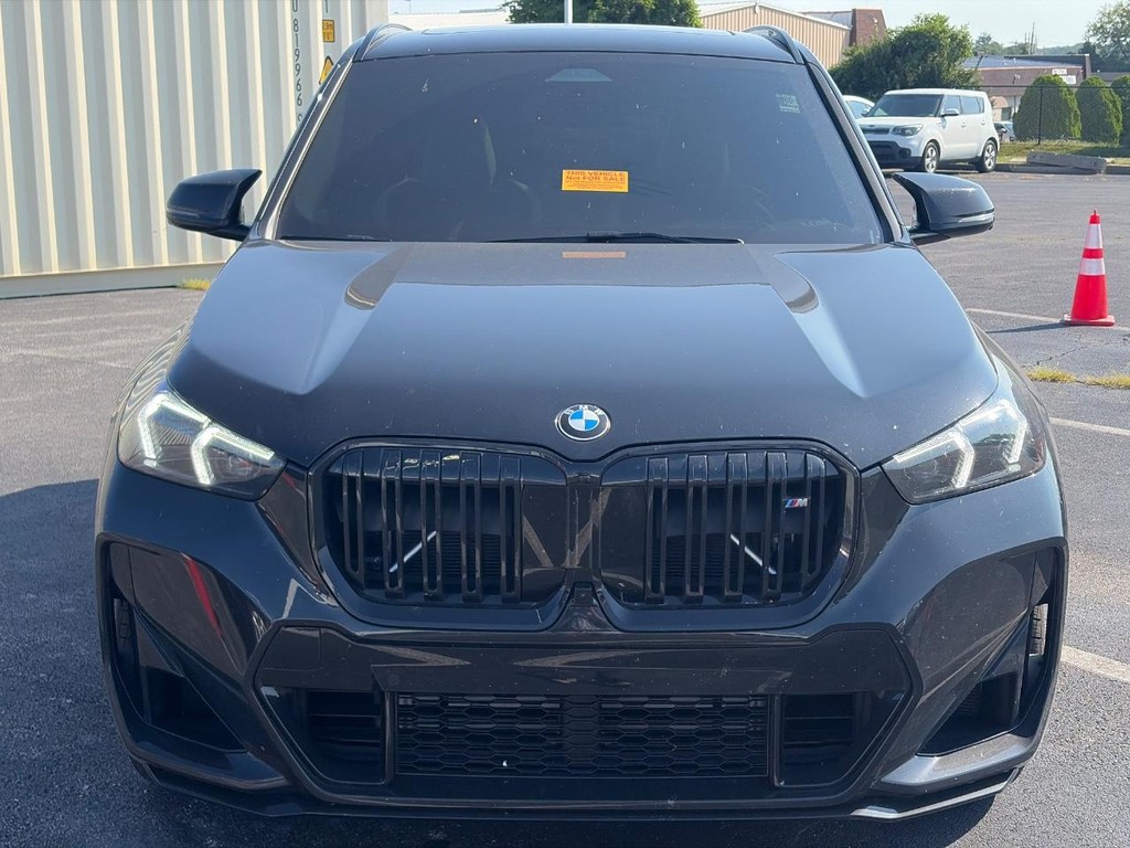 BMW X1 Vehicle Full-screen Gallery Image 02