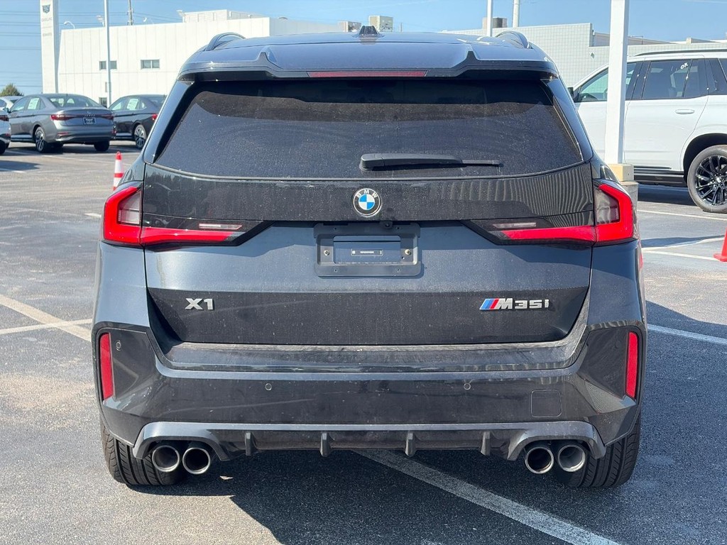 BMW X1 Vehicle Full-screen Gallery Image 03