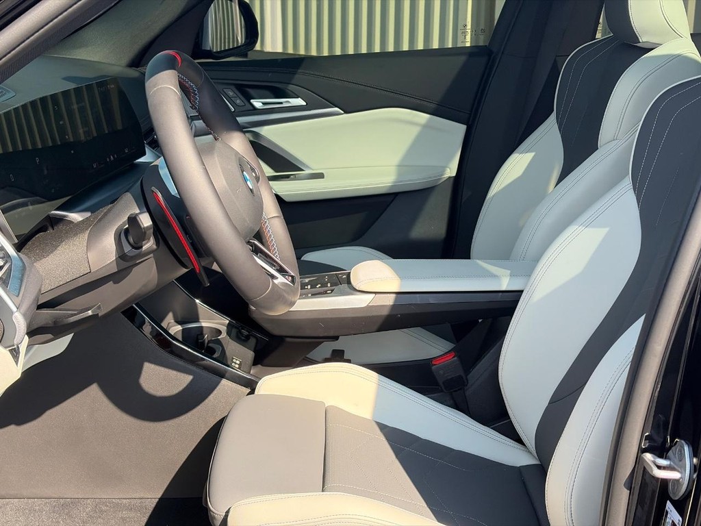 BMW X1 Vehicle Full-screen Gallery Image 04
