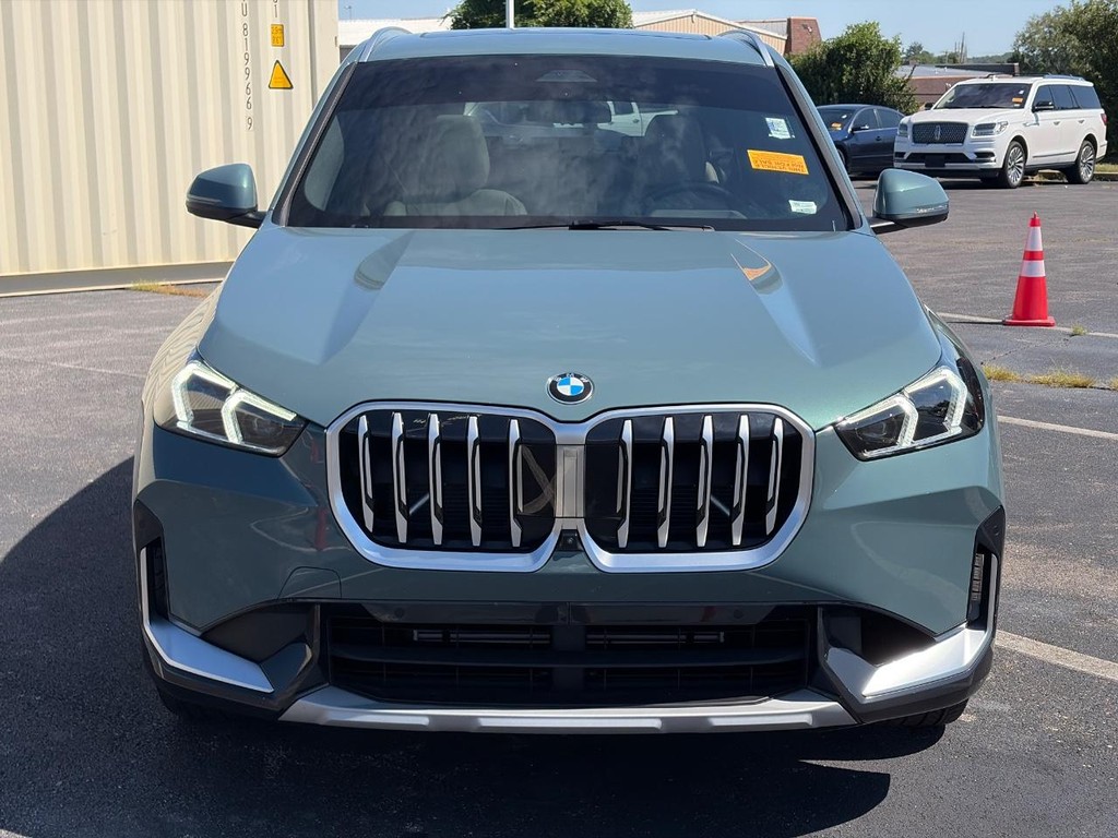 BMW X1 Vehicle Full-screen Gallery Image 02