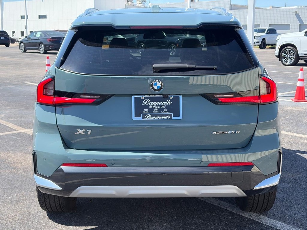 BMW X1 Vehicle Full-screen Gallery Image 07