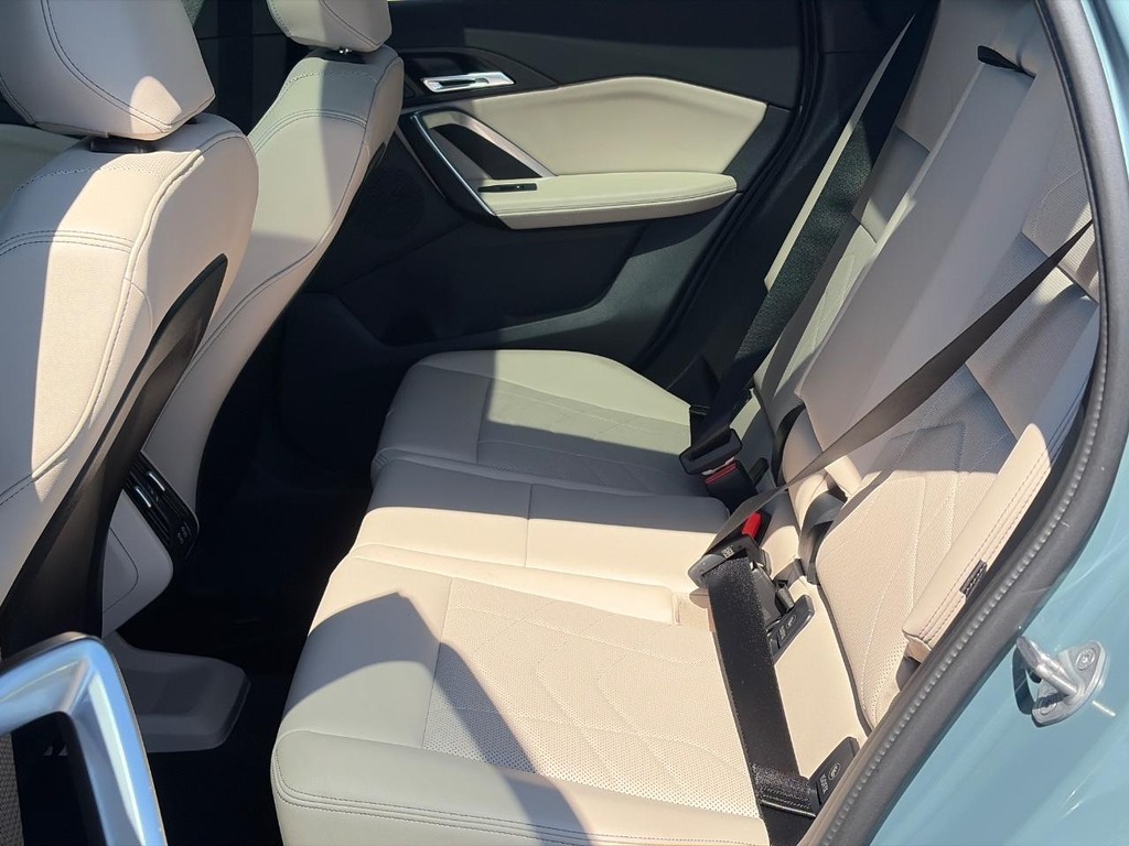 BMW X1 Vehicle Full-screen Gallery Image 11