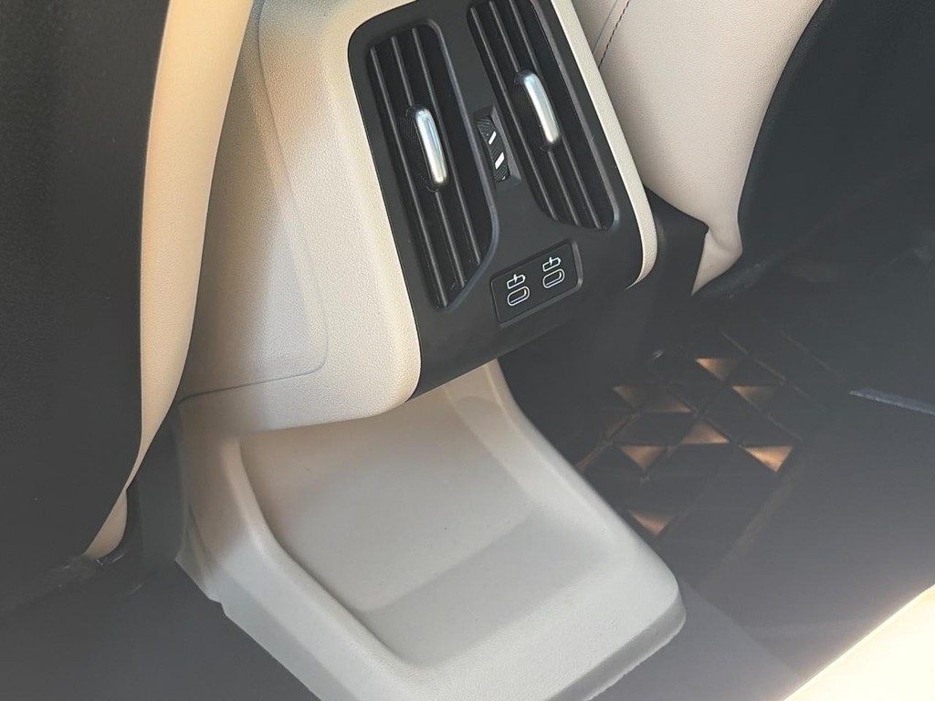 BMW X1 Vehicle Full-screen Gallery Image 12