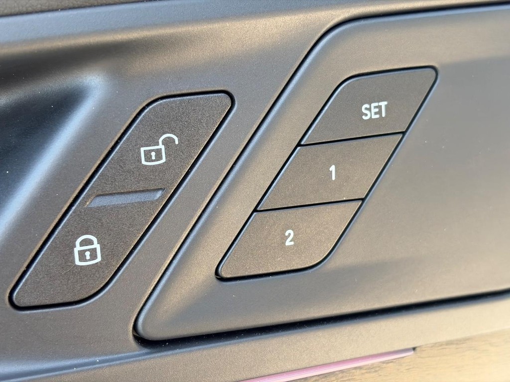 BMW X1 Vehicle Full-screen Gallery Image 23