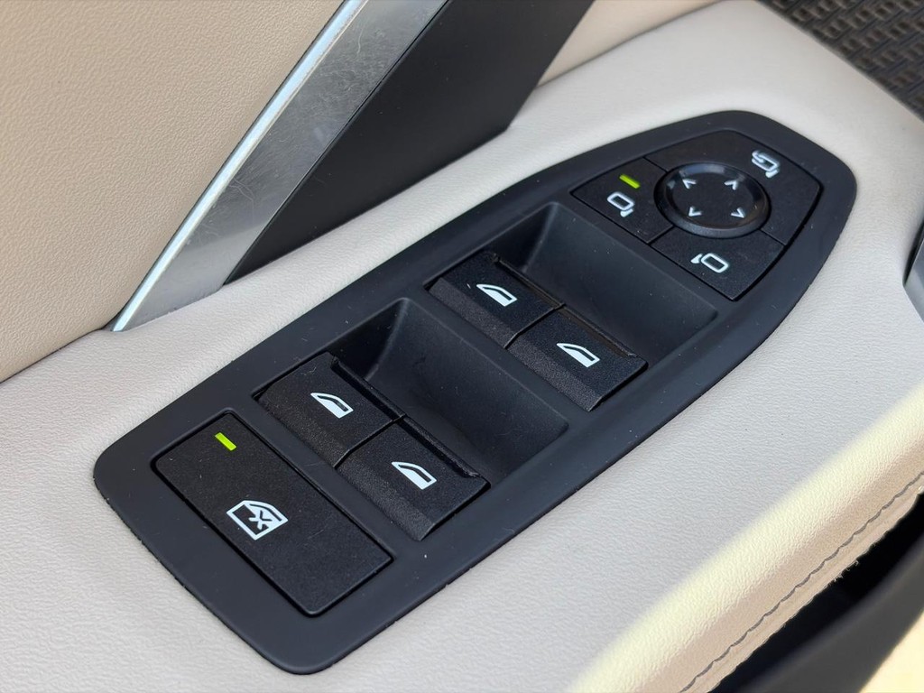 BMW X1 Vehicle Full-screen Gallery Image 24