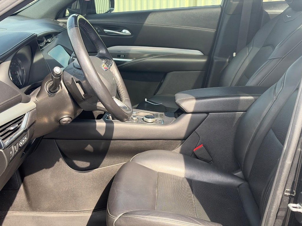 Cadillac XT4 Vehicle Full-screen Gallery Image 04
