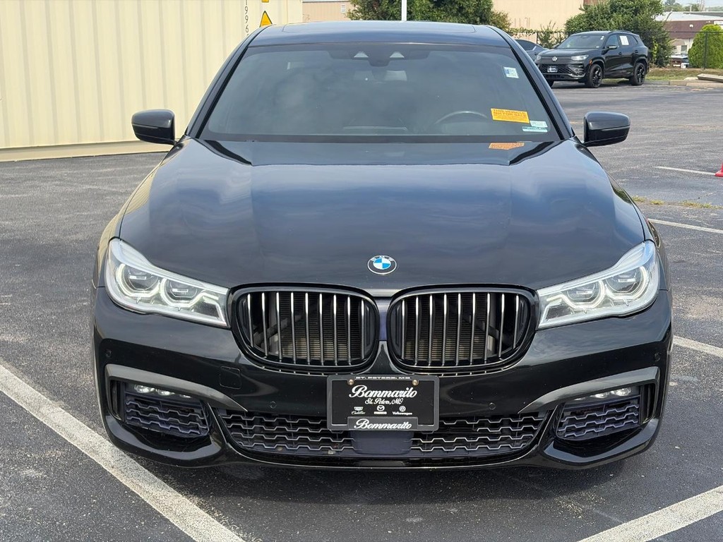 BMW 7 Series Vehicle Full-screen Gallery Image 02