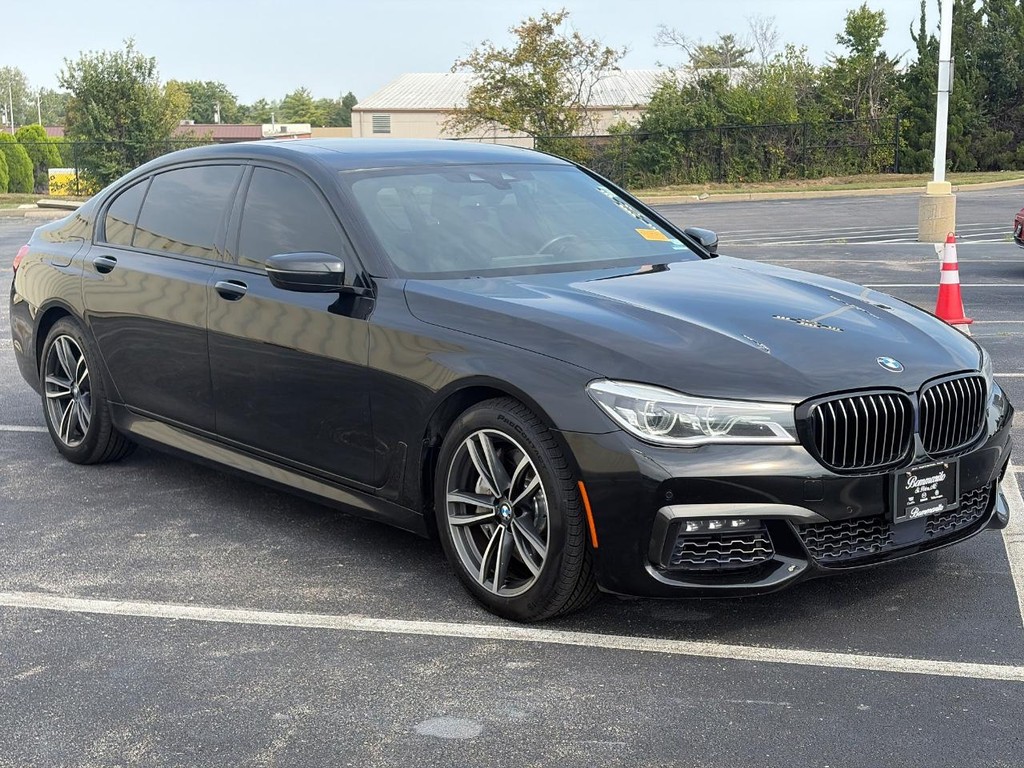 BMW 7 Series Vehicle Full-screen Gallery Image 03