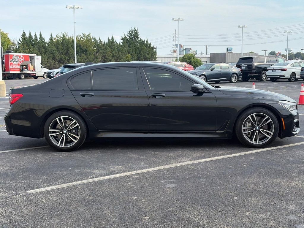 BMW 7 Series Vehicle Full-screen Gallery Image 04