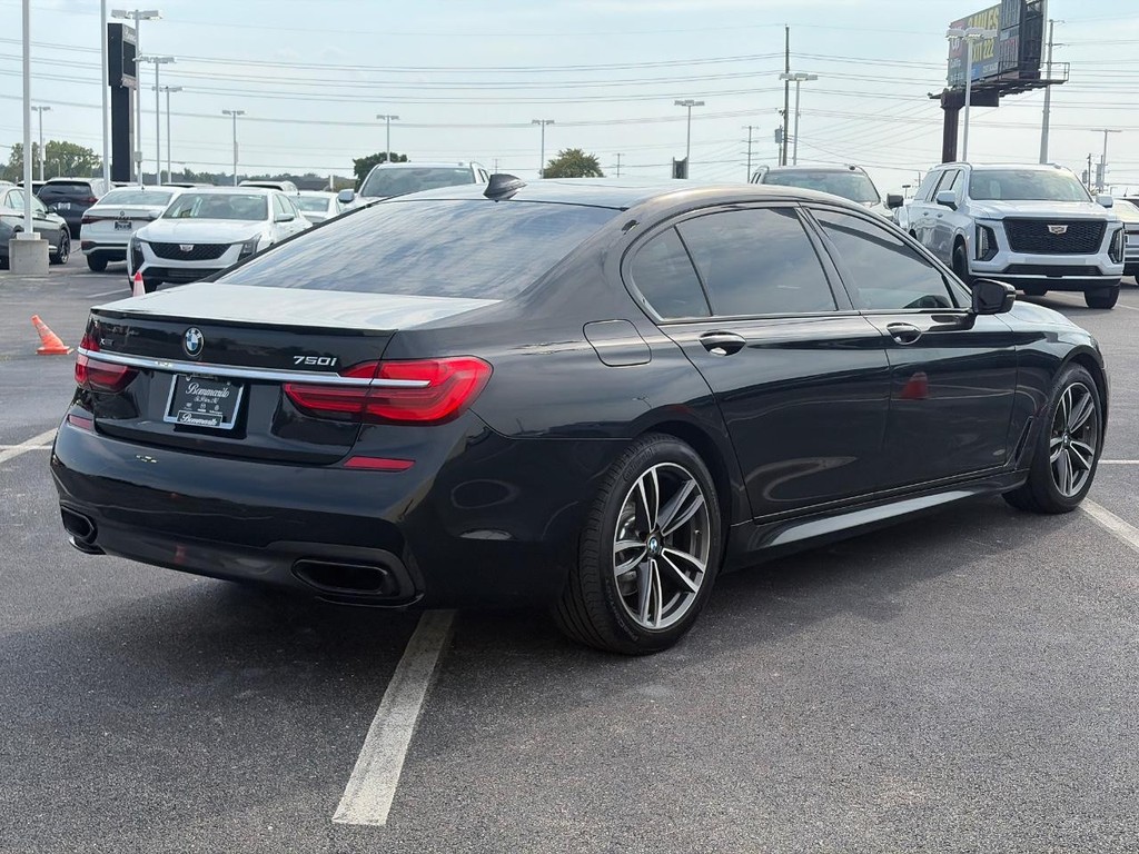 BMW 7 Series Vehicle Full-screen Gallery Image 05