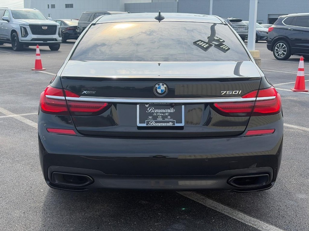 BMW 7 Series Vehicle Full-screen Gallery Image 06