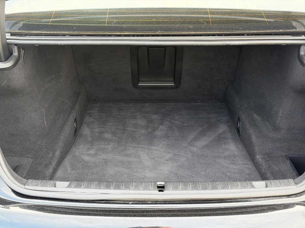 BMW 7 Series Vehicle Full-screen Gallery Image 07