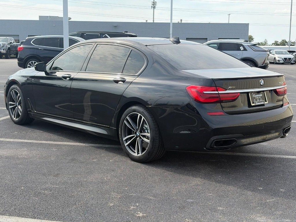 BMW 7 Series Vehicle Full-screen Gallery Image 08