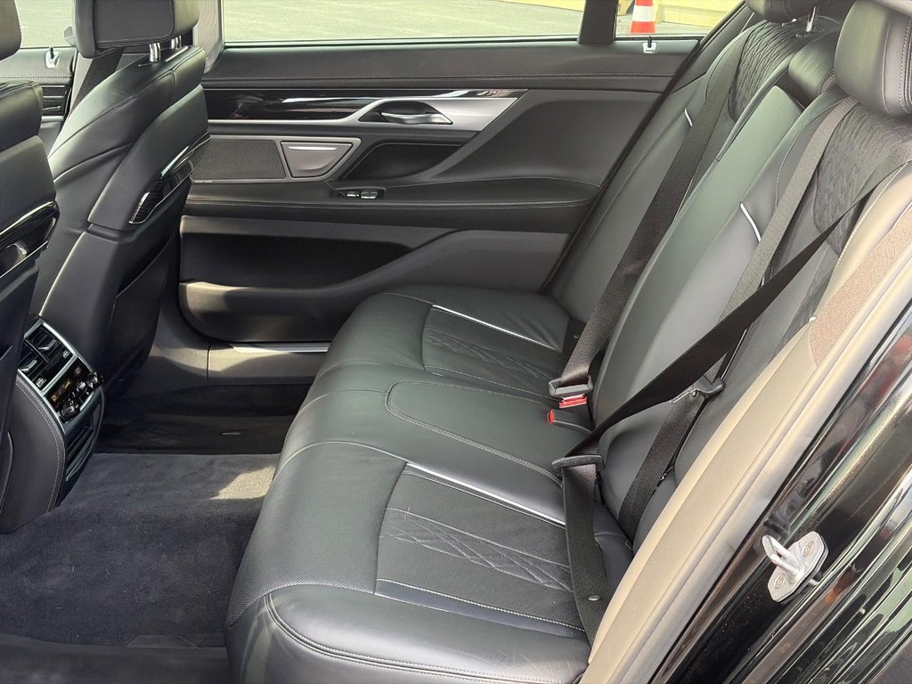 BMW 7 Series Vehicle Full-screen Gallery Image 10