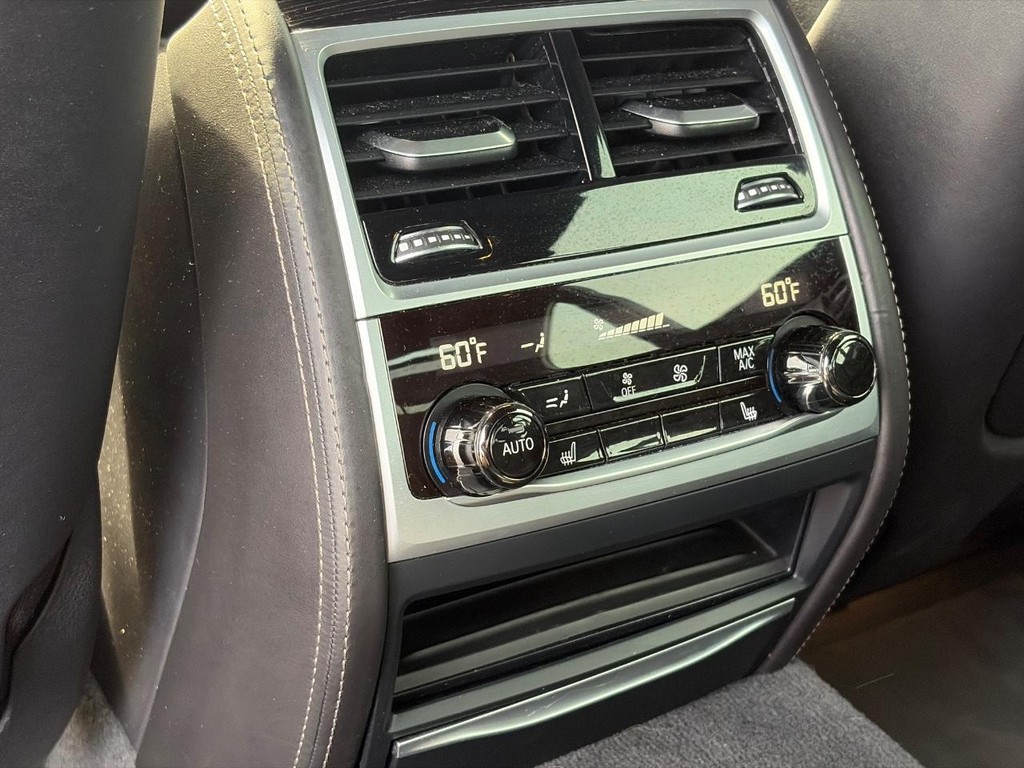 BMW 7 Series Vehicle Full-screen Gallery Image 11
