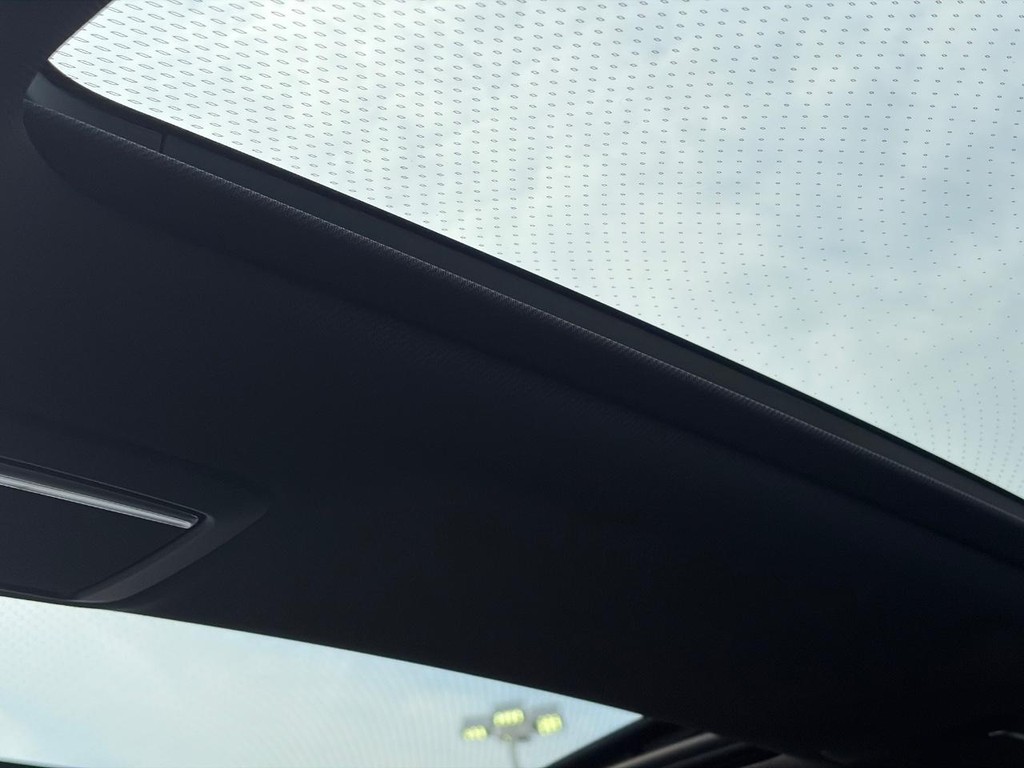 BMW 7 Series Vehicle Full-screen Gallery Image 12