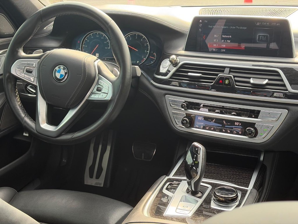 BMW 7 Series Vehicle Full-screen Gallery Image 13