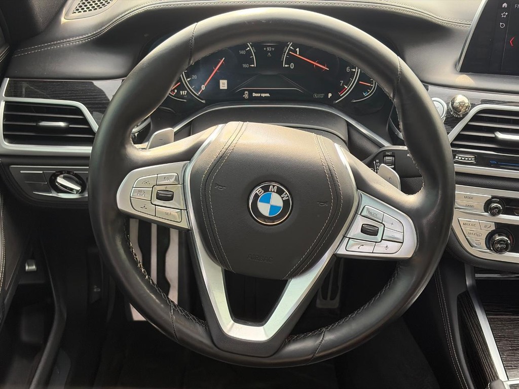 BMW 7 Series Vehicle Full-screen Gallery Image 14