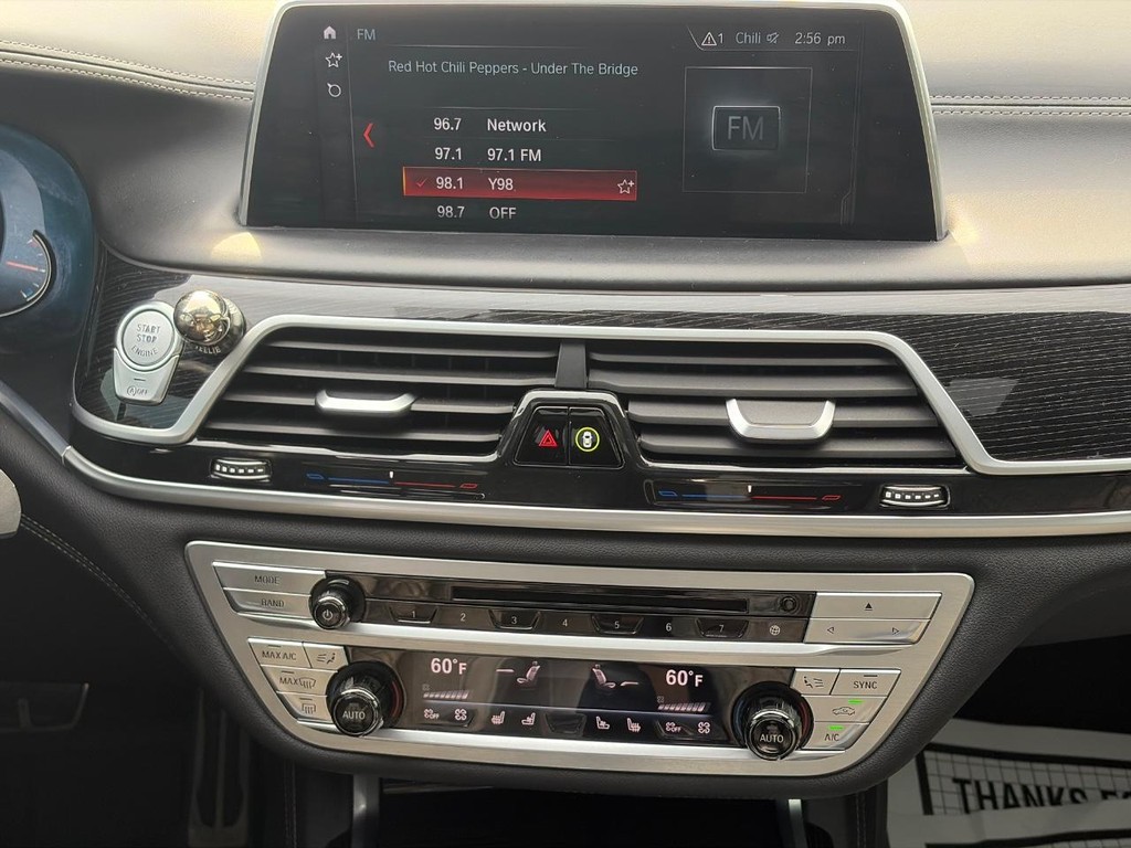 BMW 7 Series Vehicle Full-screen Gallery Image 15