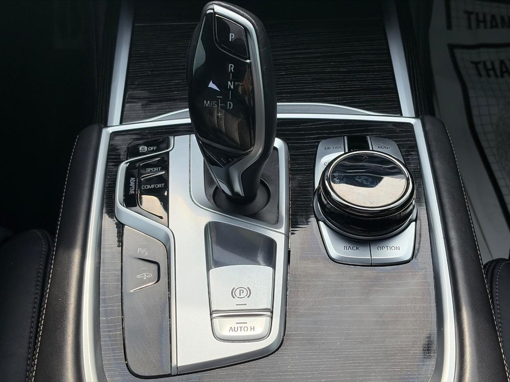 BMW 7 Series Vehicle Full-screen Gallery Image 16