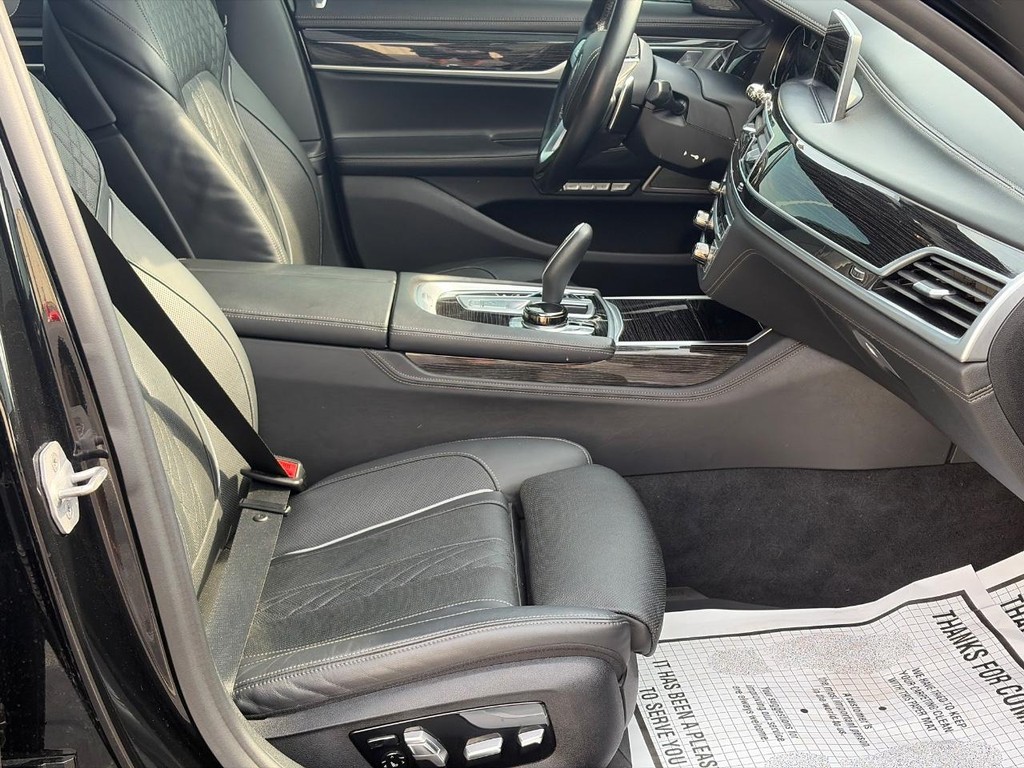 BMW 7 Series Vehicle Full-screen Gallery Image 18