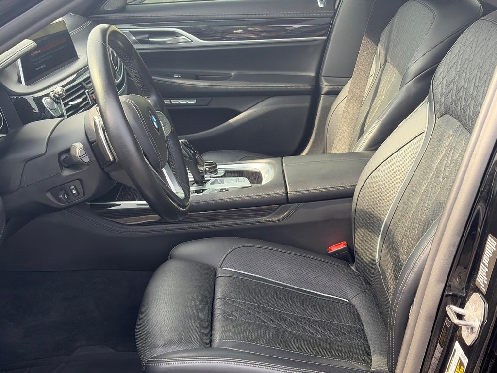 BMW 7 Series Vehicle Full-screen Gallery Image 19