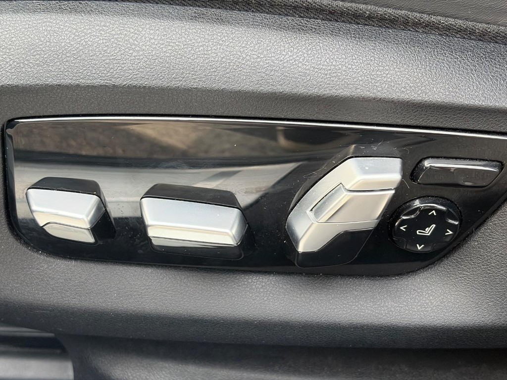 BMW 7 Series Vehicle Full-screen Gallery Image 20