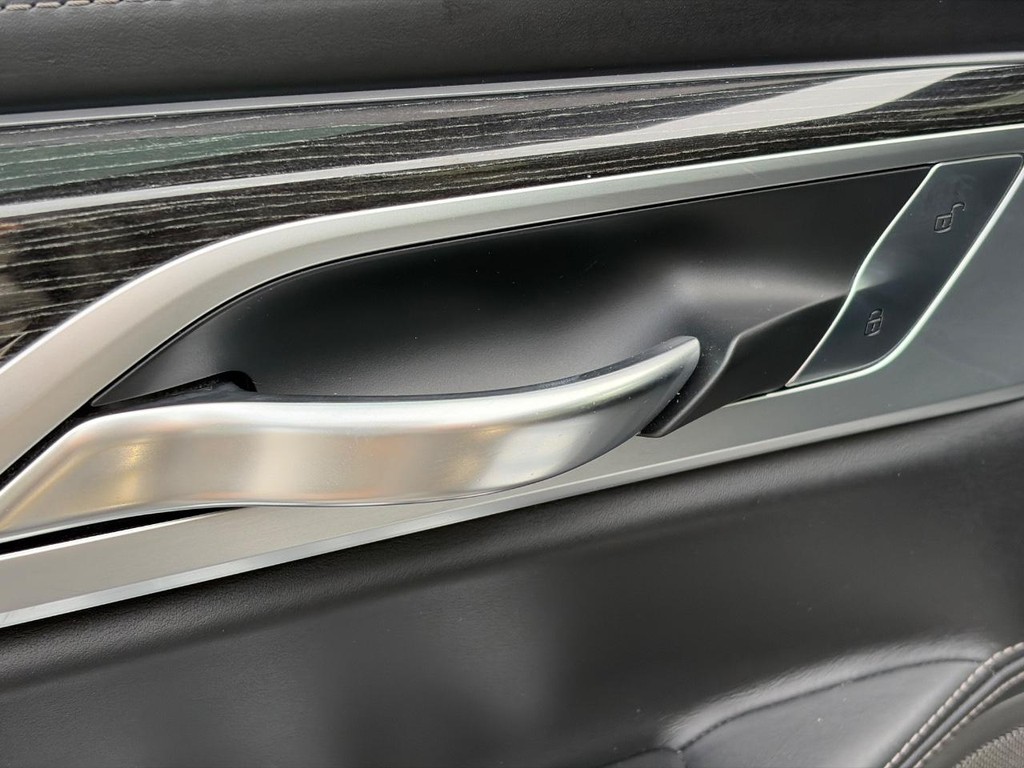 BMW 7 Series Vehicle Full-screen Gallery Image 21