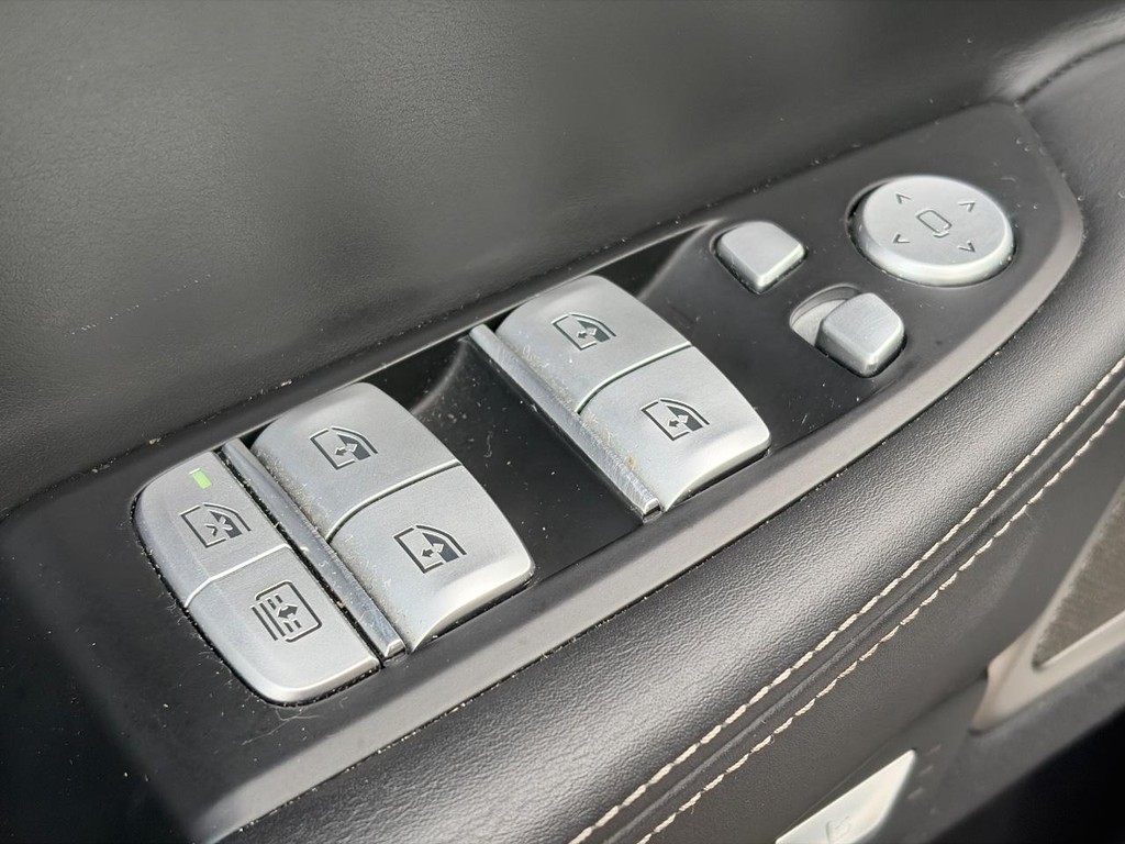 BMW 7 Series Vehicle Full-screen Gallery Image 22