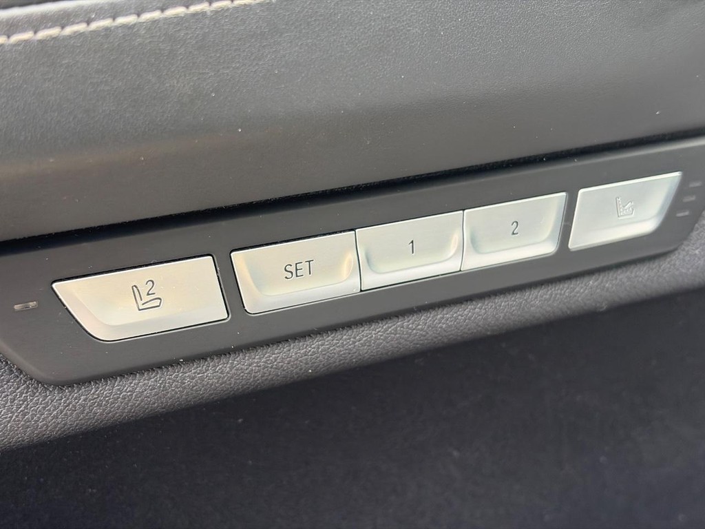 BMW 7 Series Vehicle Full-screen Gallery Image 23