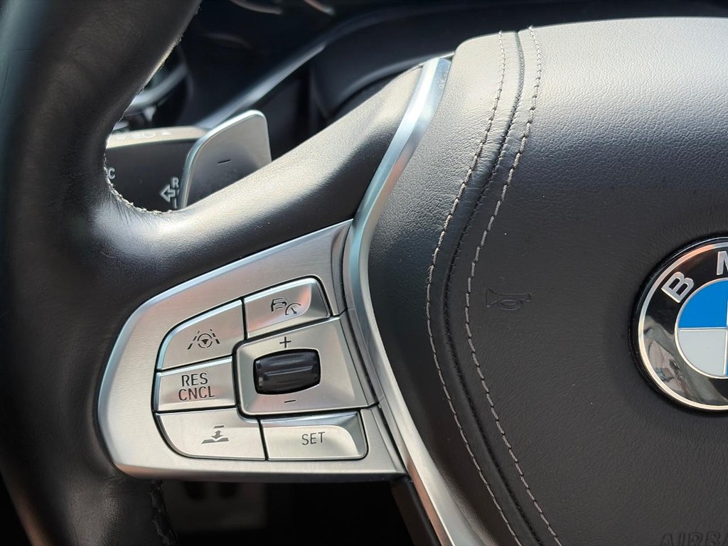 BMW 7 Series Vehicle Full-screen Gallery Image 25