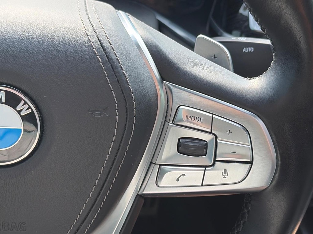 BMW 7 Series Vehicle Full-screen Gallery Image 26