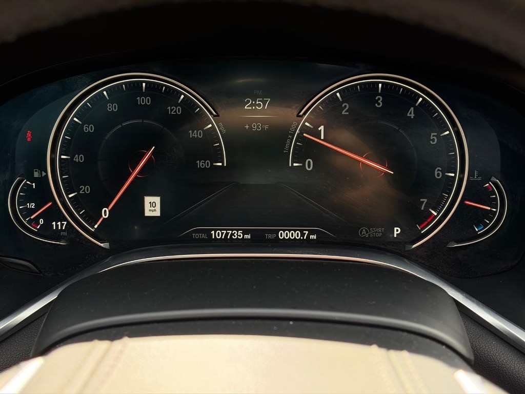 BMW 7 Series Vehicle Full-screen Gallery Image 27