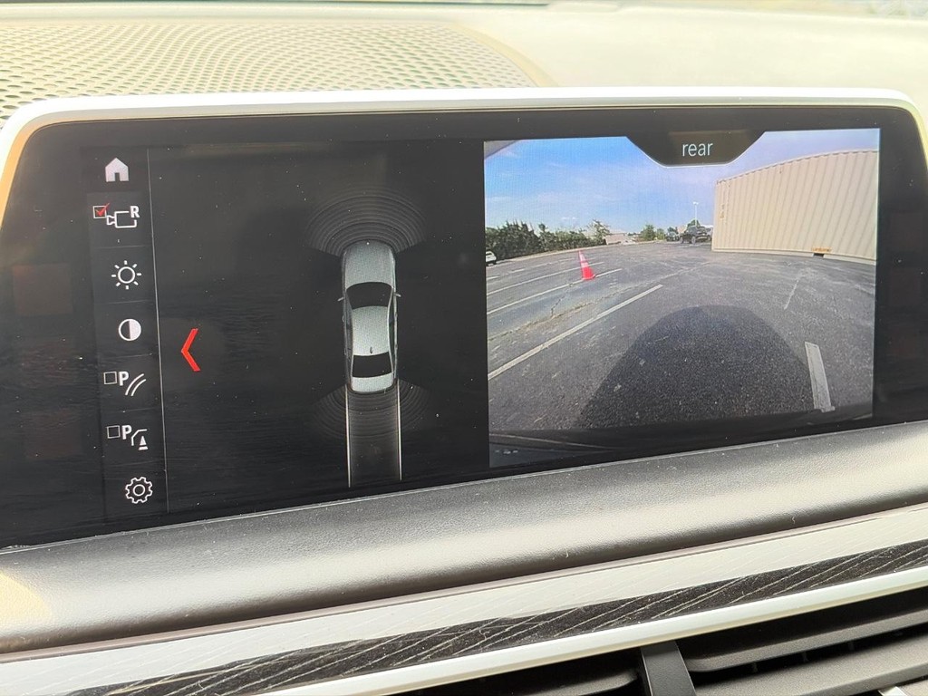 BMW 7 Series Vehicle Full-screen Gallery Image 29