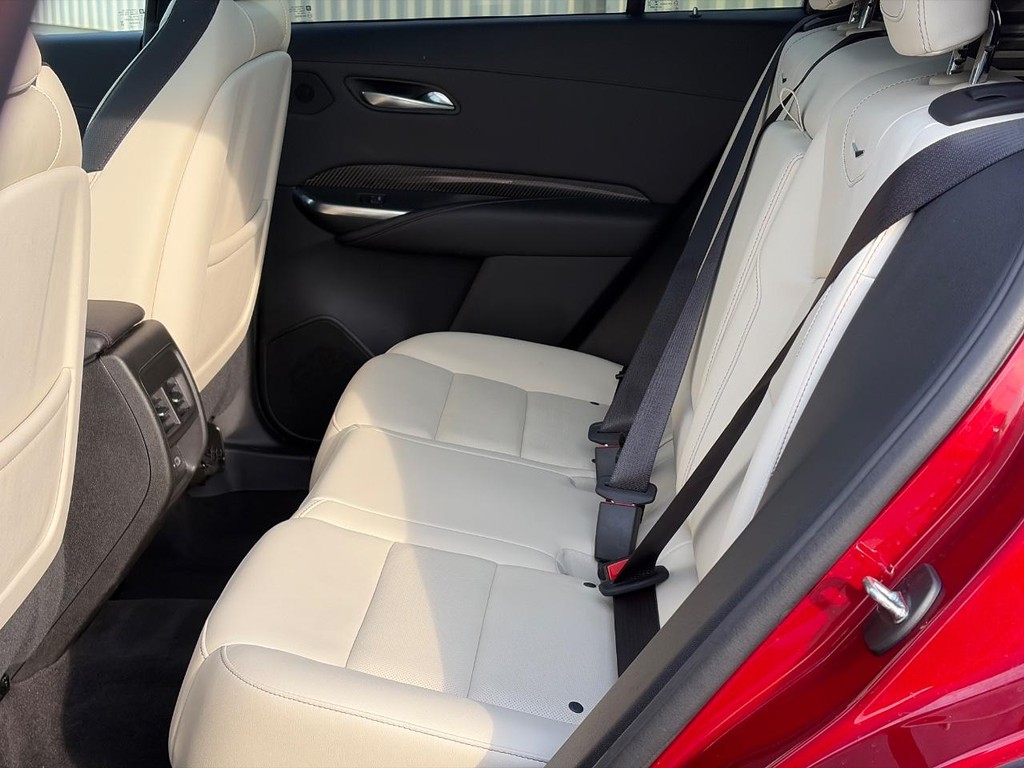 Cadillac XT4 Vehicle Full-screen Gallery Image 10
