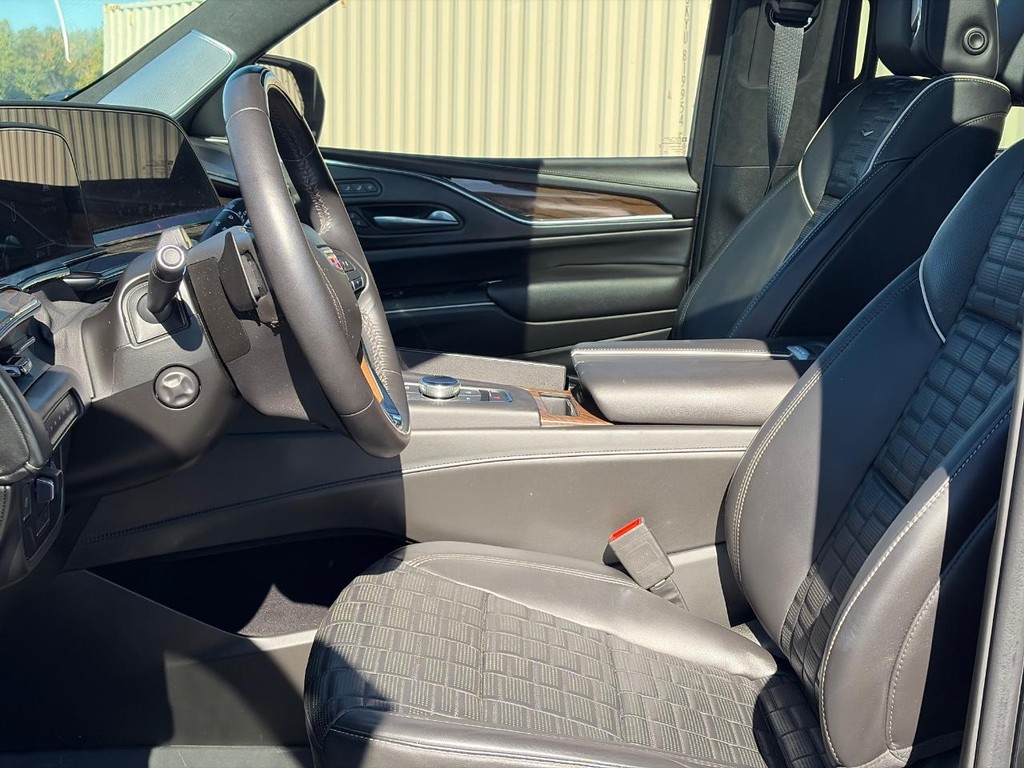 Cadillac Escalade Vehicle Full-screen Gallery Image 03