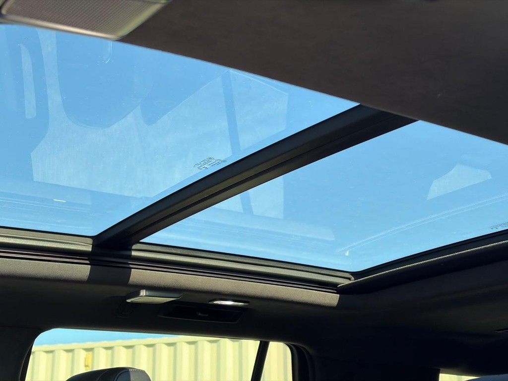 Cadillac Escalade Vehicle Full-screen Gallery Image 04