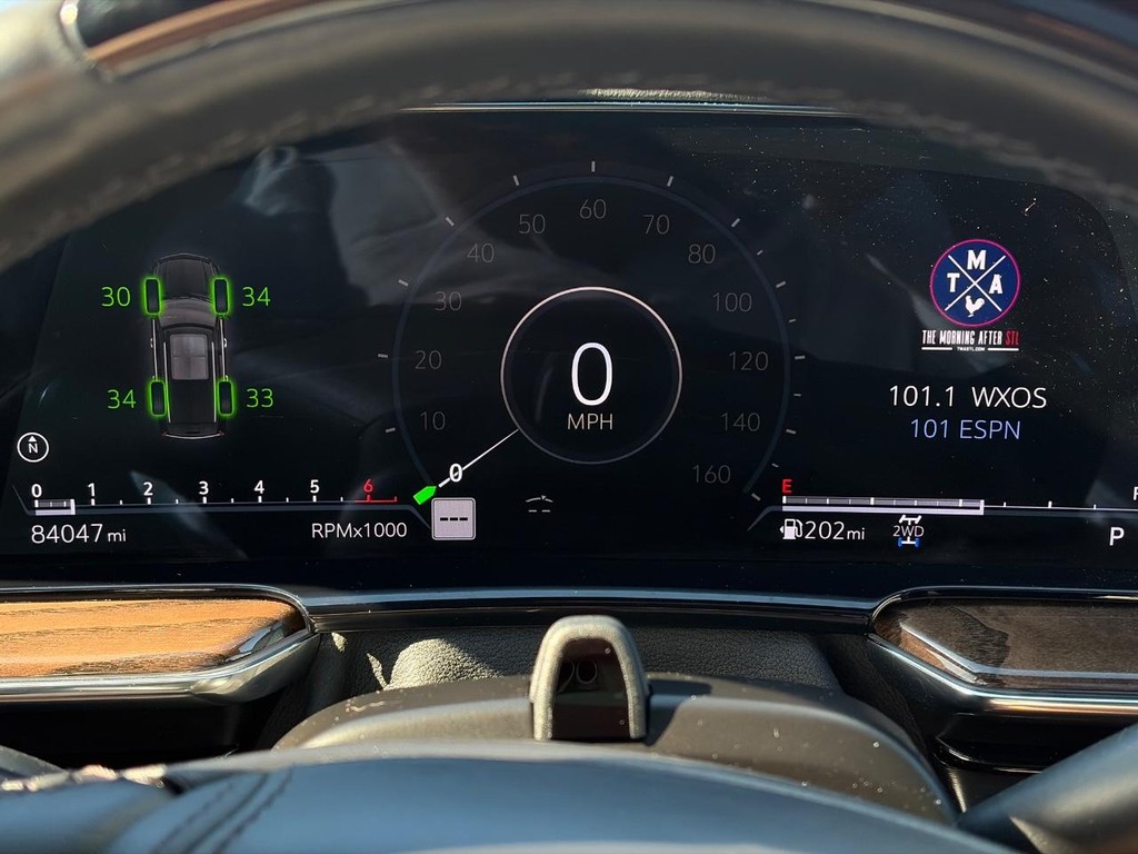 Cadillac Escalade Vehicle Full-screen Gallery Image 05