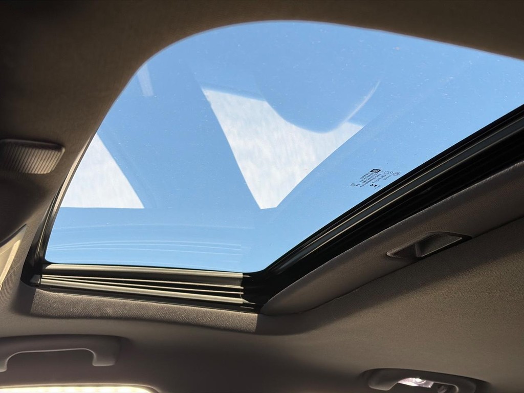 Cadillac CT4 Vehicle Full-screen Gallery Image 05