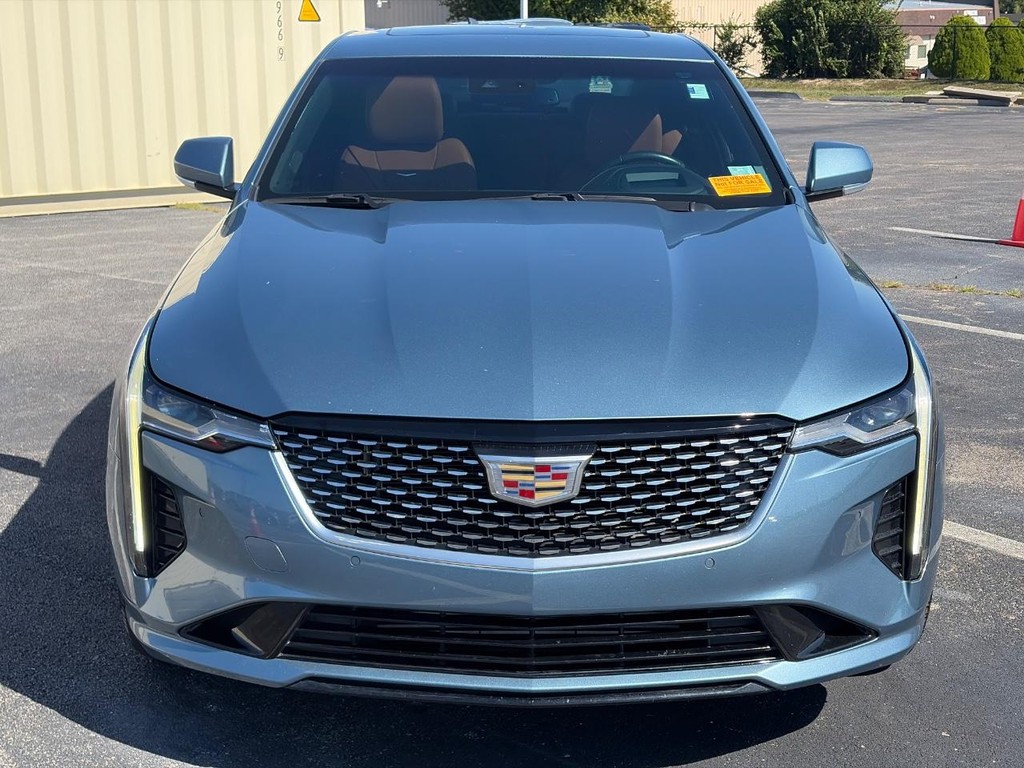 Cadillac CT4 Vehicle Full-screen Gallery Image 02