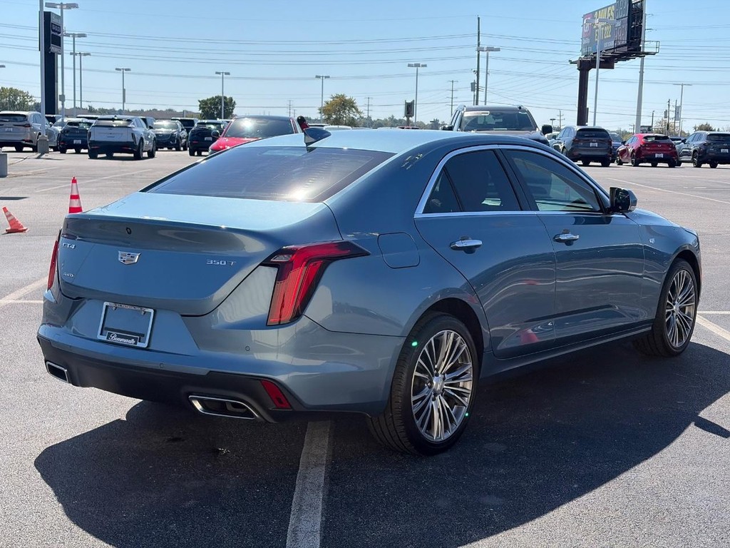 Cadillac CT4 Vehicle Full-screen Gallery Image 05