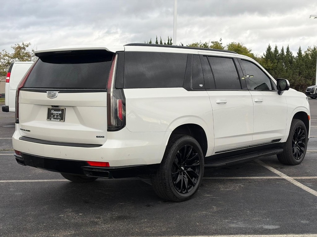 Cadillac Escalade ESV Vehicle Full-screen Gallery Image 03