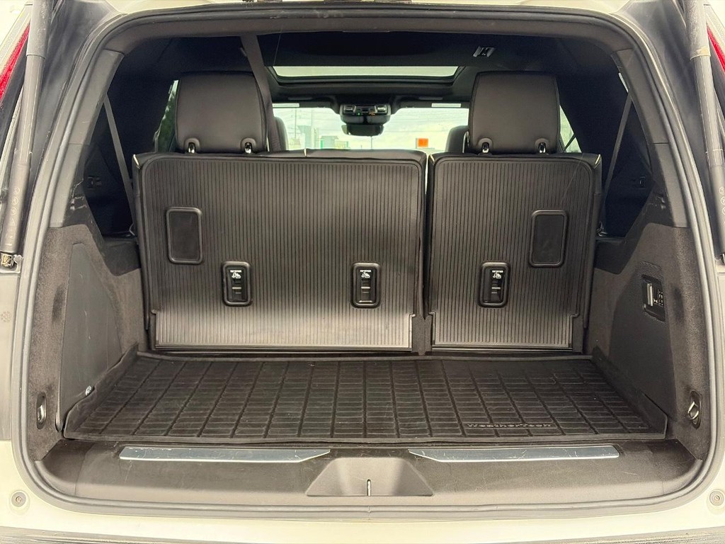 Cadillac Escalade ESV Vehicle Full-screen Gallery Image 06